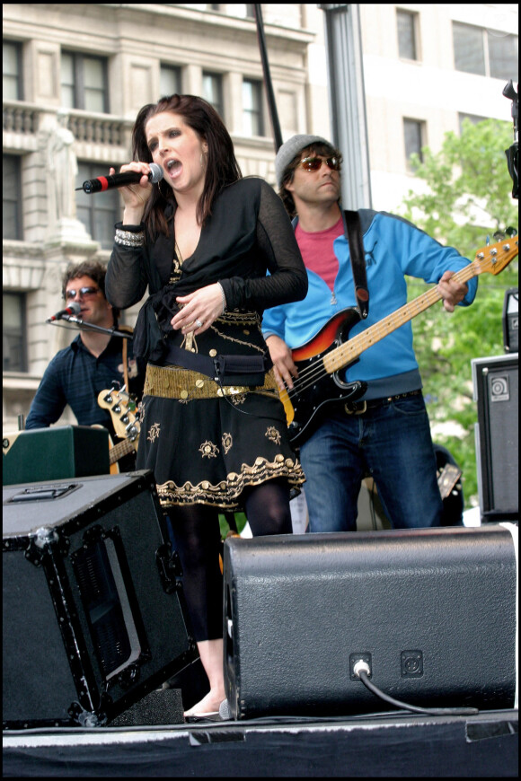 LISA MARIE PRESLEY ET LE GROUPE "SHUT IT" DANS LEQUEL JOUENT SON EX-MARI DANNY KEOUGH (BASSISTE, LUNETTES DE SOLEIL ET BLOUSON BLEU) ET SON NOUVEAU MARI MICHAEL LOCKWOOD (GUITARISTE, BOB ET BLOUSON BLANC)