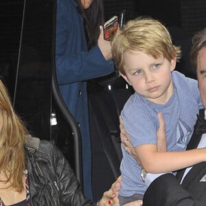 John Travolta avec son fils Benjamin Travolta et sa femme Kelly Preston arrivent à l'émission " Late Show With David Letterman " à New York, le 20 avril 2015