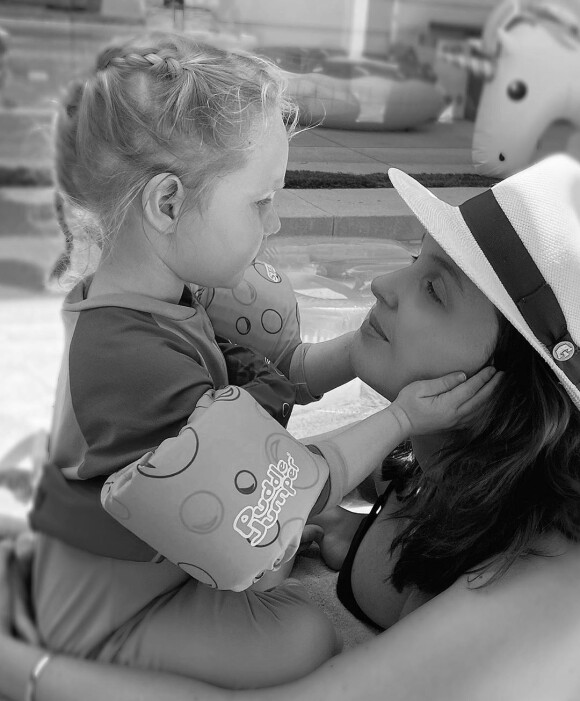 Camilla Luddington (Jo Wilson/Karev, dans la série Grey's Anatomy) avec sa fille Hayden, photo publiée sur Instagram le 10 mai 2020 pour la fête des Mères.