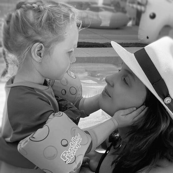 Camilla Luddington (Jo Wilson/Karev, dans la série Grey's Anatomy) avec sa fille Hayden, photo publiée sur Instagram le 10 mai 2020 pour la fête des Mères.