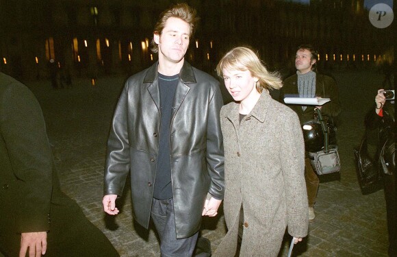 Jim Carrey et Renée Zellweger - Pyramide du Louvre. Paris. Le 19 novembre 2000.