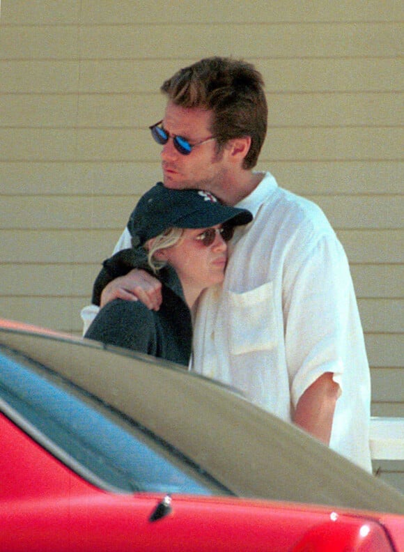 Renée Zellweger et Jim Carrey dans les rues de Los Angeles. Le 16 août 2000.