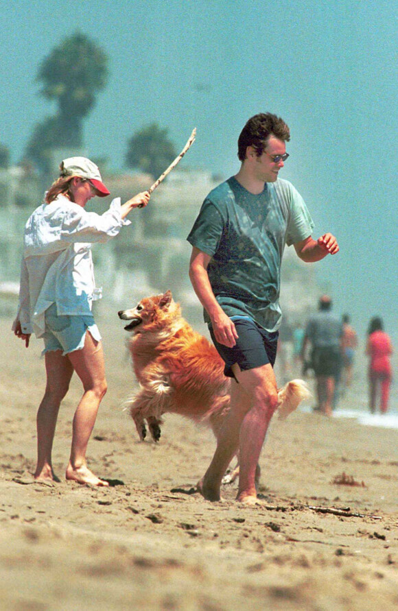 Renée Zellweger et Jim Carrey sur la plage de Malibu. Los Angeles. Le 16 août 2000.