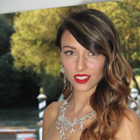 Exclusif - Delphine Wespiser, animatrice et Miss France 2012 va assister à la première du film About Endlessness le 3 septembre 2019 au 76ème festival du film de Venise, la Mostra. Elle porte une longue robe bustier Christophe Guillarme en tulle nude et gris perle et dentelle argentée, parée par Cuihua, pochette et sandales Charles Jourdan. © Christophe Guillarmé via Bestimage