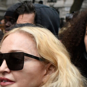 Madonna (en béquilles) participe à une manifestation à Londres lors du mouvement Black Lives Matter en hommage à George Floyd et contre les violences policières le 6 juin 2020.