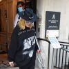 Exclusif - Madonna sort à l'aide d'une béquille de l'hôpital King Edward VII à Londres sans la moindre protection pendant l'épidémie de Coronavirus Covid-19, le 29 mai 2020.