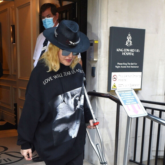 Exclusif - Madonna sort à l'aide d'une béquille de l'hôpital King Edward VII à Londres sans la moindre protection pendant l'épidémie de Coronavirus Covid-19, le 29 mai 2020.