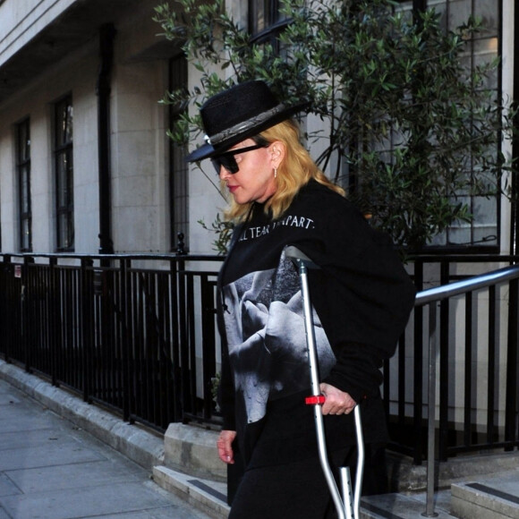 Exclusif - Madonna sort à l'aide d'une béquille de l'hôpital King Edward VII à Londres sans la moindre protection pendant l'épidémie de Coronavirus Covid-19, le 29 mai 2020.