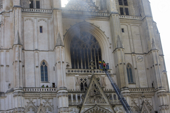 Un feu s'est déclaré à la cathédrale de Nantes (Loire-Atlantique) le 18 juillet 2020. Le feu est circonscrit, une enquête pour incendie volontaire est ouverte. © Laetitia Notarianni / Bestimage