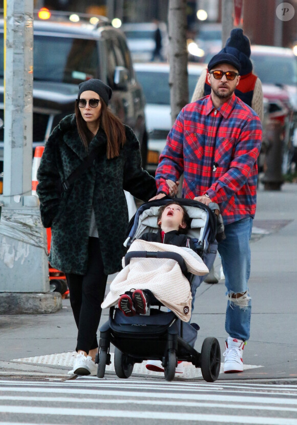 Justin Timberlake et sa femme Jessica Biel sont allés déjeuner avec leur fils Silas au restaurant Bubby dans le quartier de Downtown Manhattan à New York, le 23 février 2020.