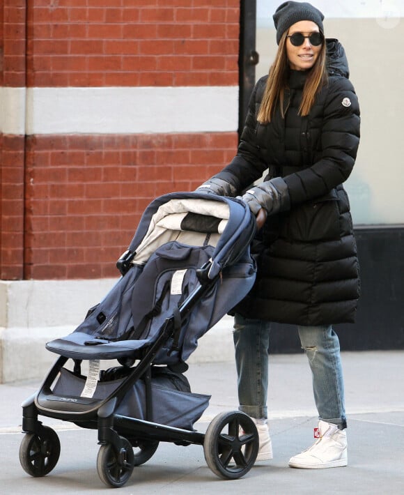 Exclusif - J. Timberlake et sa femme Jessica Biel sont allés se balader avec leur fils Silas dans les rues de New York. Entre Jessica et J., tout a basculé en novembre dernier, lorsque The Sun diffusait des photos de l'acteur, ivre dans un bar de Nouvelle-Orléans avec l'équipe du film Palmer. On le voyait tenir la main de sa partenaire d'écran A. Wainwright. Cet événement avait posé un lourd problème dans le mariage du chanteur. Avant de sortir de l'immeuble, le couple s’embrasse et semble complice… Le 21 janvier 2020  Exclusive - J. Timberlake and Jessica Biel step out as a family in New York City. The duo shared a kiss despite some reported turbulence in the relationship. Biel wore a beanie, Moncler puffer, ripped jeans, and Nike trainers. Timberlake sported a beanie, blue jacket, and Nike Air Jordans. 21st january 202021/01/2020 - New York