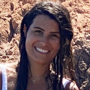 Karine Ferri au naturel, avec une tortue, dans le sud de la France, le 6 juillet 2020