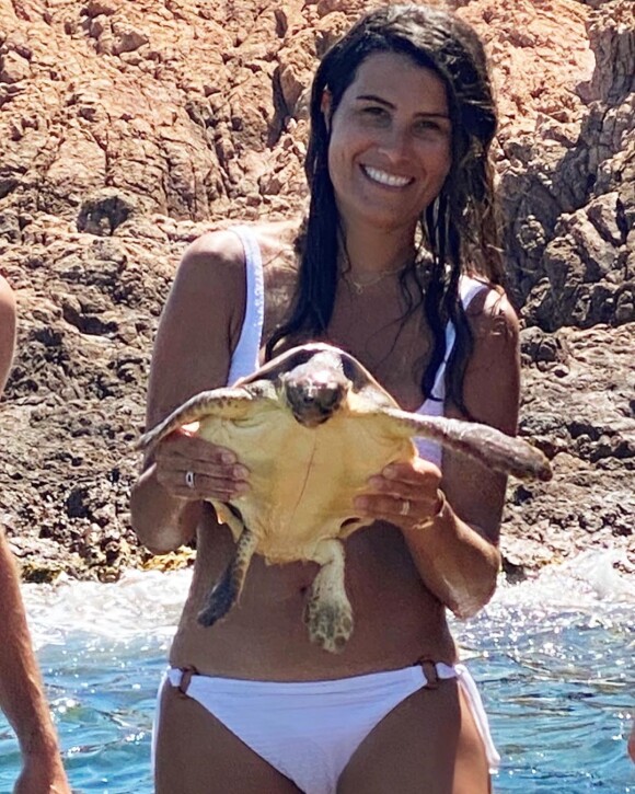 Karine Ferri au naturel, avec une tortue, dans le sud de la France, le 6 juillet 2020