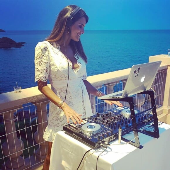 Karine Ferri divine aux platines, photo Instagram, le 10 juillet 2020