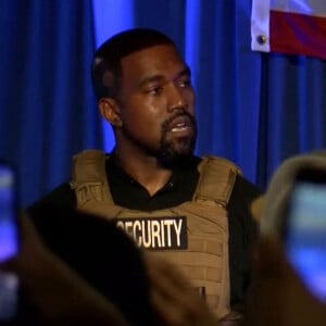 Présidentielle américaine à Los Angeles: le candidat Kanye West fond en larmes pour son premier meeting! Kanye West poursuit son chemin en politique. Le rappeur, qui a annoncé sa candidature à la prochaine élection présidentielle américaine, en novembre prochain, a tenu son premier meeting, dimanche 19 juillet, en Caroline du Sud. Vêtu d'une veste pare-balles où était inscrit "sécurité", Kanye West a abordé une foule de sujets, dans un discours décousu. Pendant une heure, il s'est exprimé devant un parterre d'invités, qui ont été tenus de signer un formulaire de décharge de responsabilité liée au coronavirus, de porter des masques et de respecter la distanciation physique, selon les médias américains. Le musicien s'est notamment emporté sur la question de l'avortement, expliquant que sa femme Kim Kardashian et lui avaient réfléchi à y avoir recours, et que son père aurait voulu qu'il ne naisse pas. "Mon père voulait que ma mère avorte de moi. Ma mère m'a sauvé la vie. Il n'y aurait pas eu de Kanye West parce que mon père était trop occupé", a-t-il lancé, en se mettant à pleurer. Le 19 juillet 2020  Kanye West reveals during presidential rally he stopped wife Kim Kardashian aborting their daughter North. The rapper said he stopped Kim from having an abortion when she was pregnant with their first child, North - after God spoke to him. He made the shocking announcement as he broke down in tears during his first presidential campaign in South Carolina. Kanye gave a long speech at the Exquis Event Center in Charleston, when the topic of abortion got brought up. “My dad wanted to abort me. My mom saved my life. There would have been no Kanye West without my mom," he said of mother Donda who passed away in 2007. The Yeezy fashion mogul then recalled debating going through their first pregnancy with Kim. He yelled to the crowd: “She had the pills in her hand! My girlfriend called me screaming, crying. I'm a rapper. And she said: 'I'm pregnant'. She was crying." Kanye - who said he was working on his laptop in Paris at the time - added: "My screen went black and white. And God said: 'If you f with my vision, I'm going to f with yours. And I called my girlfriend and said: 'We're going to have this child'. Even if my wife were to divorce me after this speech, she brought North into this world." He then screamed: “I almost killed my daughter. No Plan B. There is Plan A.” Kim gave birth to their first child together, North, on June 15, 2013. She also shares sons Saint, 4, Psalm, 1, and two-year-old daughter Chicago with the musician. West spent much of the time discussing abortion, and announced that he wanted women to be given money by the government for bearing children, to discourage abortion. "Abortion should be legal but the option of maximum increase should be available," he said. "Everybody who has a baby gets a million dollars or something." He pointed out that Steve Jobs was adopted, and said it 'takes a village' to raise a child, emphasizing that he wanted all mothers to be free from worries about child care, adding: "It takes a village to raise a child. No matter how much money you have. Society is set up for single women to not have a village. So I moved to a small town, in Cody, Wyoming." He also said that he was concerned about gun violence, but supported gun ownership, saying: "When other countries come in, and you have no weapons, what do you think will happen? You're enslaved. Guns don't kill people, people kill people" - 19th july 202019/07/2020 - Los Angeles