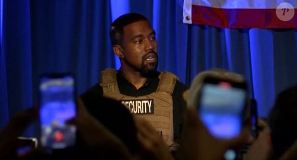 Présidentielle américaine à Los Angeles: le candidat Kanye West fond en larmes pour son premier meeting! Kanye West poursuit son chemin en politique. Le rappeur, qui a annoncé sa candidature à la prochaine élection présidentielle américaine, en novembre prochain, a tenu son premier meeting, dimanche 19 juillet, en Caroline du Sud. Vêtu d'une veste pare-balles où était inscrit "sécurité", Kanye West a abordé une foule de sujets, dans un discours décousu. Pendant une heure, il s'est exprimé devant un parterre d'invités, qui ont été tenus de signer un formulaire de décharge de responsabilité liée au coronavirus, de porter des masques et de respecter la distanciation physique, selon les médias américains. Le musicien s'est notamment emporté sur la question de l'avortement, expliquant que sa femme Kim Kardashian et lui avaient réfléchi à y avoir recours, et que son père aurait voulu qu'il ne naisse pas. "Mon père voulait que ma mère avorte de moi. Ma mère m'a sauvé la vie. Il n'y aurait pas eu de Kanye West parce que mon père était trop occupé", a-t-il lancé, en se mettant à pleurer. Le 19 juillet 2020  Kanye West reveals during presidential rally he stopped wife Kim Kardashian aborting their daughter North. The rapper said he stopped Kim from having an abortion when she was pregnant with their first child, North - after God spoke to him. He made the shocking announcement as he broke down in tears during his first presidential campaign in South Carolina. Kanye gave a long speech at the Exquis Event Center in Charleston, when the topic of abortion got brought up. “My dad wanted to abort me. My mom saved my life. There would have been no Kanye West without my mom," he said of mother Donda who passed away in 2007. The Yeezy fashion mogul then recalled debating going through their first pregnancy with Kim. He yelled to the crowd: “She had the pills in her hand! My girlfriend called me screaming, crying. I'm a rapper. And she said: 'I'm pregnant'. She was crying." Kanye - who said he was working on his laptop in Paris at the time - added: "My screen went black and white. And God said: 'If you f with my vision, I'm going to f with yours. And I called my girlfriend and said: 'We're going to have this child'. Even if my wife were to divorce me after this speech, she brought North into this world." He then screamed: “I almost killed my daughter. No Plan B. There is Plan A.” Kim gave birth to their first child together, North, on June 15, 2013. She also shares sons Saint, 4, Psalm, 1, and two-year-old daughter Chicago with the musician. West spent much of the time discussing abortion, and announced that he wanted women to be given money by the government for bearing children, to discourage abortion. "Abortion should be legal but the option of maximum increase should be available," he said. "Everybody who has a baby gets a million dollars or something." He pointed out that Steve Jobs was adopted, and said it 'takes a village' to raise a child, emphasizing that he wanted all mothers to be free from worries about child care, adding: "It takes a village to raise a child. No matter how much money you have. Society is set up for single women to not have a village. So I moved to a small town, in Cody, Wyoming." He also said that he was concerned about gun violence, but supported gun ownership, saying: "When other countries come in, and you have no weapons, what do you think will happen? You're enslaved. Guns don't kill people, people kill people" - 19th july 202019/07/2020 - Los Angeles