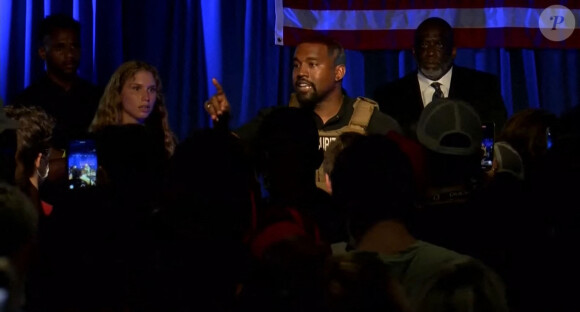 Présidentielle américaine à Los Angeles: le candidat Kanye West fond en larmes pour son premier meeting! Kanye West poursuit son chemin en politique. Le rappeur, qui a annoncé sa candidature à la prochaine élection présidentielle américaine, en novembre prochain, a tenu son premier meeting, dimanche 19 juillet, en Caroline du Sud. Vêtu d'une veste pare-balles où était inscrit "sécurité", Kanye West a abordé une foule de sujets, dans un discours décousu. Pendant une heure, il s'est exprimé devant un parterre d'invités, qui ont été tenus de signer un formulaire de décharge de responsabilité liée au coronavirus, de porter des masques et de respecter la distanciation physique, selon les médias américains. Le musicien s'est notamment emporté sur la question de l'avortement, expliquant que sa femme Kim Kardashian et lui avaient réfléchi à y avoir recours, et que son père aurait voulu qu'il ne naisse pas. "Mon père voulait que ma mère avorte de moi. Ma mère m'a sauvé la vie. Il n'y aurait pas eu de Kanye West parce que mon père était trop occupé", a-t-il lancé, en se mettant à pleurer. Le 19 juillet 2020  Kanye West reveals during presidential rally he stopped wife Kim Kardashian aborting their daughter North. The rapper said he stopped Kim from having an abortion when she was pregnant with their first child, North - after God spoke to him. He made the shocking announcement as he broke down in tears during his first presidential campaign in South Carolina. Kanye gave a long speech at the Exquis Event Center in Charleston, when the topic of abortion got brought up. “My dad wanted to abort me. My mom saved my life. There would have been no Kanye West without my mom," he said of mother Donda who passed away in 2007. The Yeezy fashion mogul then recalled debating going through their first pregnancy with Kim. He yelled to the crowd: “She had the pills in her hand! My girlfriend called me screaming, crying. I'm a rapper. And she said: 'I'm pregnant'. She was crying." Kanye - who said he was working on his laptop in Paris at the time - added: "My screen went black and white. And God said: 'If you f with my vision, I'm going to f with yours. And I called my girlfriend and said: 'We're going to have this child'. Even if my wife were to divorce me after this speech, she brought North into this world." He then screamed: “I almost killed my daughter. No Plan B. There is Plan A.” Kim gave birth to their first child together, North, on June 15, 2013. She also shares sons Saint, 4, Psalm, 1, and two-year-old daughter Chicago with the musician. West spent much of the time discussing abortion, and announced that he wanted women to be given money by the government for bearing children, to discourage abortion. "Abortion should be legal but the option of maximum increase should be available," he said. "Everybody who has a baby gets a million dollars or something." He pointed out that Steve Jobs was adopted, and said it 'takes a village' to raise a child, emphasizing that he wanted all mothers to be free from worries about child care, adding: "It takes a village to raise a child. No matter how much money you have. Society is set up for single women to not have a village. So I moved to a small town, in Cody, Wyoming." He also said that he was concerned about gun violence, but supported gun ownership, saying: "When other countries come in, and you have no weapons, what do you think will happen? You're enslaved. Guns don't kill people, people kill people" - 19th july 202019/07/2020 - Los Angeles