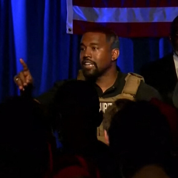 Présidentielle américaine à Los Angeles: le candidat Kanye West fond en larmes pour son premier meeting! Kanye West poursuit son chemin en politique. Le rappeur, qui a annoncé sa candidature à la prochaine élection présidentielle américaine, en novembre prochain, a tenu son premier meeting, dimanche 19 juillet, en Caroline du Sud. Vêtu d'une veste pare-balles où était inscrit "sécurité", Kanye West a abordé une foule de sujets, dans un discours décousu. Pendant une heure, il s'est exprimé devant un parterre d'invités, qui ont été tenus de signer un formulaire de décharge de responsabilité liée au coronavirus, de porter des masques et de respecter la distanciation physique, selon les médias américains. Le musicien s'est notamment emporté sur la question de l'avortement, expliquant que sa femme Kim Kardashian et lui avaient réfléchi à y avoir recours, et que son père aurait voulu qu'il ne naisse pas. "Mon père voulait que ma mère avorte de moi. Ma mère m'a sauvé la vie. Il n'y aurait pas eu de Kanye West parce que mon père était trop occupé", a-t-il lancé, en se mettant à pleurer. Le 19 juillet 2020  Kanye West reveals during presidential rally he stopped wife Kim Kardashian aborting their daughter North. The rapper said he stopped Kim from having an abortion when she was pregnant with their first child, North - after God spoke to him. He made the shocking announcement as he broke down in tears during his first presidential campaign in South Carolina. Kanye gave a long speech at the Exquis Event Center in Charleston, when the topic of abortion got brought up. “My dad wanted to abort me. My mom saved my life. There would have been no Kanye West without my mom," he said of mother Donda who passed away in 2007. The Yeezy fashion mogul then recalled debating going through their first pregnancy with Kim. He yelled to the crowd: “She had the pills in her hand! My girlfriend called me screaming, crying. I'm a rapper. And she said: 'I'm pregnant'. She was crying." Kanye - who said he was working on his laptop in Paris at the time - added: "My screen went black and white. And God said: 'If you f with my vision, I'm going to f with yours. And I called my girlfriend and said: 'We're going to have this child'. Even if my wife were to divorce me after this speech, she brought North into this world." He then screamed: “I almost killed my daughter. No Plan B. There is Plan A.” Kim gave birth to their first child together, North, on June 15, 2013. She also shares sons Saint, 4, Psalm, 1, and two-year-old daughter Chicago with the musician. West spent much of the time discussing abortion, and announced that he wanted women to be given money by the government for bearing children, to discourage abortion. "Abortion should be legal but the option of maximum increase should be available," he said. "Everybody who has a baby gets a million dollars or something." He pointed out that Steve Jobs was adopted, and said it 'takes a village' to raise a child, emphasizing that he wanted all mothers to be free from worries about child care, adding: "It takes a village to raise a child. No matter how much money you have. Society is set up for single women to not have a village. So I moved to a small town, in Cody, Wyoming." He also said that he was concerned about gun violence, but supported gun ownership, saying: "When other countries come in, and you have no weapons, what do you think will happen? You're enslaved. Guns don't kill people, people kill people" - 19th july 202019/07/2020 - Los Angeles