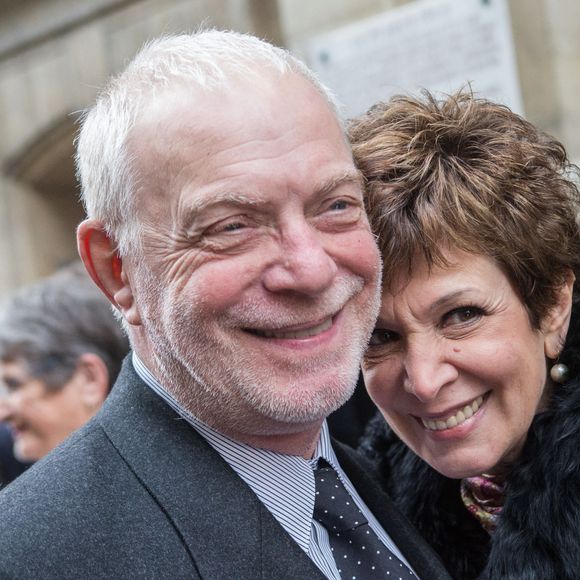 L'ancienne présentatrice météo de TF1 nous a quittés à 73 ans le 28 janvier 2025.

Exclusif - Catherine Laborde a épousé son compagnon de longue date Thomas Stern, publicitaire, samedi 9 novembre 2013 à la mairie du 2e arrondissement de Paris.