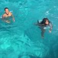 Christina Milian se baigne à Saint-Tropez avec sa fille Violet le 20 juillet 2020.