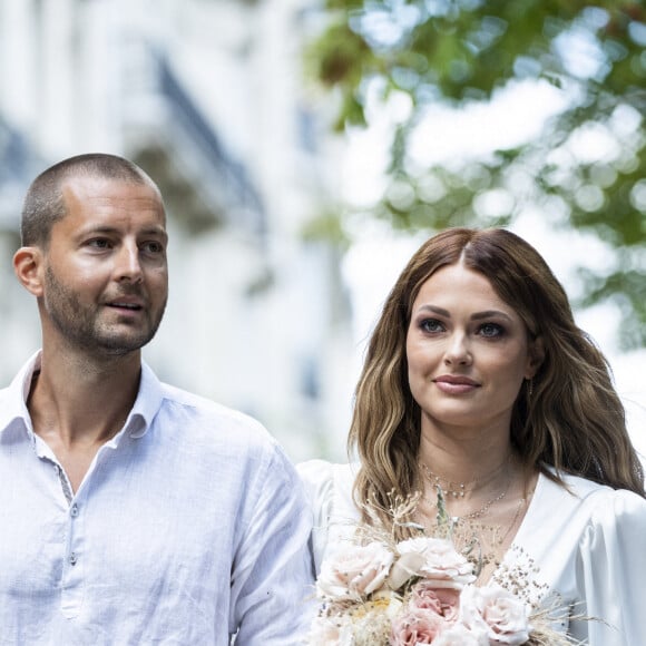 Caroline Receveur et son frère - Caroline Receveur et Hugo Philip arrivent à la Mairie du 16ème arrondissement à Paris pour leur mariage, le 11 juillet 2020.