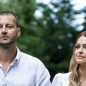 Caroline Receveur et son frère - Caroline Receveur et Hugo Philip arrivent à la Mairie du 16ème arrondissement à Paris pour leur mariage, le 11 juillet 2020.