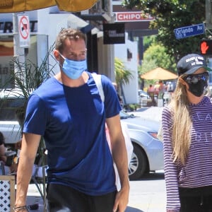 Paris Hilton et son compagnon Carter Reum font leurs courses en BMW à Los Angeles, le 3 juillet 2020.