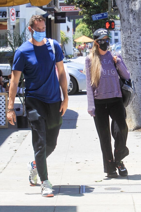 Paris Hilton et son compagnon Carter Reum font leurs courses en BMW à Los Angeles, le 3 juillet 2020.