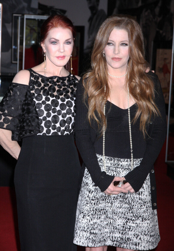 Priscilla Presley et sa fille Lisa Marie Presley coupent le ruban rouge pour inaugurer l'exposition "Elvis The Exhibition" au Westgate Hotel & Casino à Las Vegas. Le 23 avril 2015