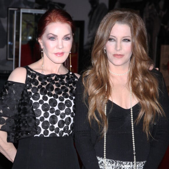 Priscilla Presley et sa fille Lisa Marie Presley coupent le ruban rouge pour inaugurer l'exposition "Elvis The Exhibition" au Westgate Hotel & Casino à Las Vegas. Le 23 avril 2015