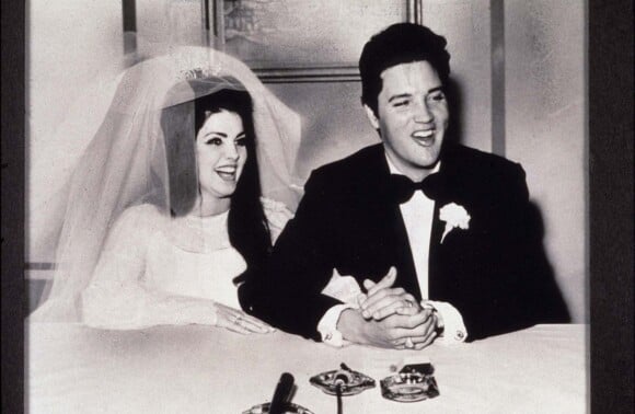 Priscilla Presley et Elvis le jour de leur mariage en 1967.