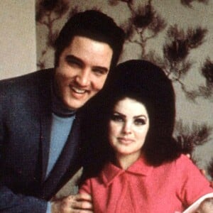 Elvis Presley et Priscilla après la naissance de leur fille Lisa-Marie en 1968.