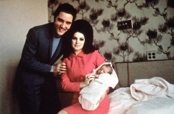 Elvis Presley et Priscilla après la naissance de leur fille Lisa-Marie en 1968.