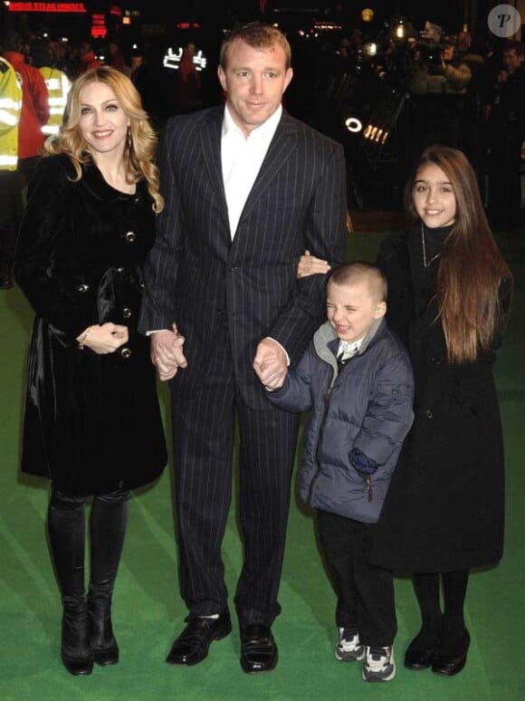 Madonna, Guy Ritchie et leurs deux enfants Lourdes et Rocco à Londres, le 25 janvier 2007.
