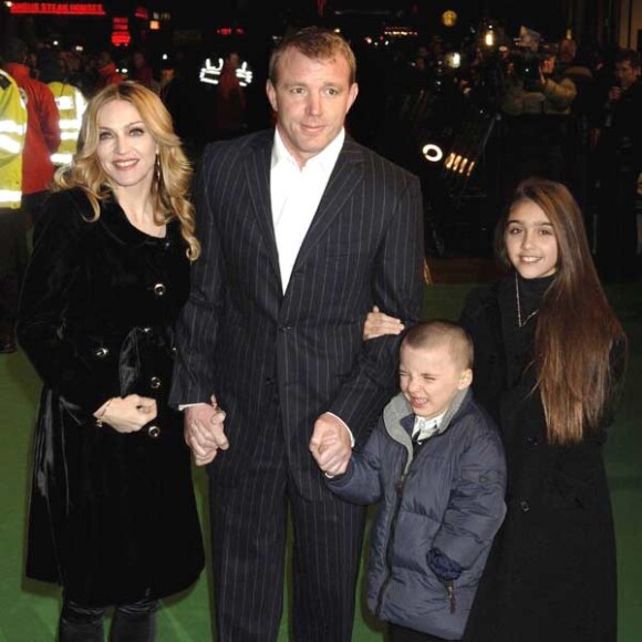 Madonna, Guy Ritchie et leurs deux enfants Lourdes et Rocco à Londres, le 25 janvier 2007.