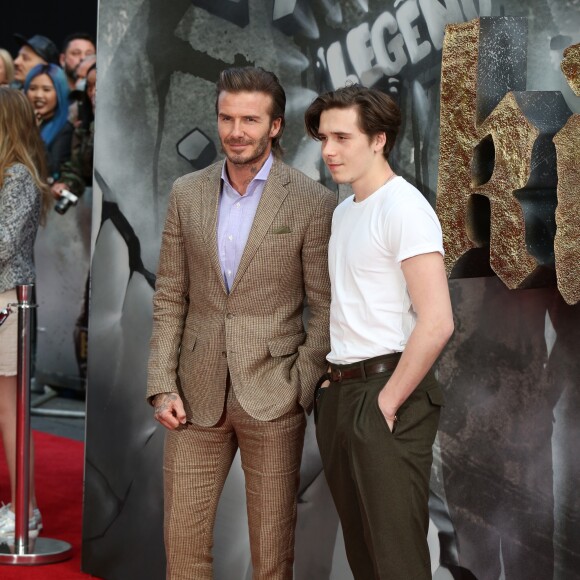 David Beckham et son fils Brooklyn à la première de "King Arthur - Legend Of The Sword" au Cineworld Empire à Londres, le 10 mai 2017.