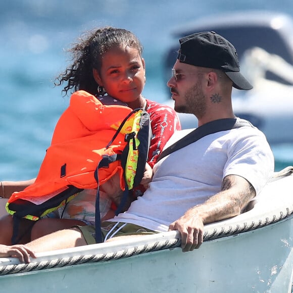 Matt Pokora et sa compagne Christina Milian et leur fils Isaiah sont allés déjeuner avec des amis au restaurant de plage Le Layet au Lavandou le 20 juillet 2020.