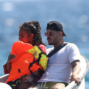 Matt Pokora et sa compagne Christina Milian et leur fils Isaiah sont allés déjeuner avec des amis au restaurant de plage Le Layet au Lavandou le 20 juillet 2020.