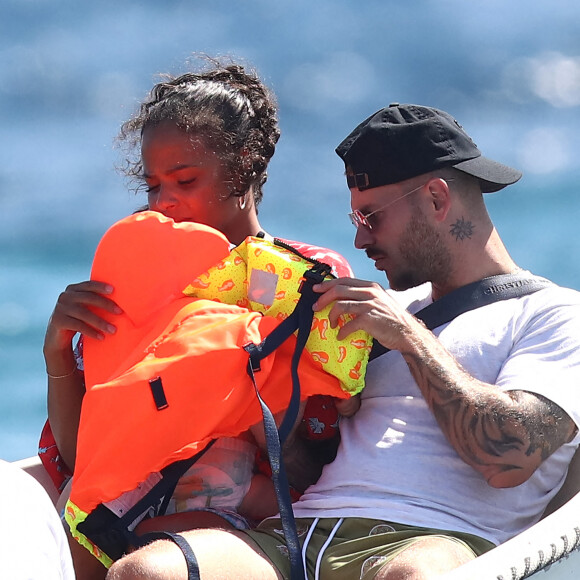 Matt Pokora et sa compagne Christina Milian et leur fils Isaiah sont allés déjeuner avec des amis au restaurant de plage Le Layet au Lavandou le 20 juillet 2020.