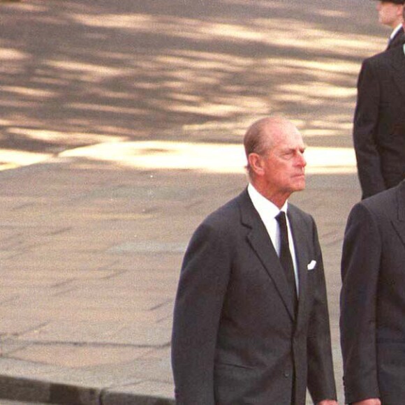 Le prince Philip, le prince William, Charles Spencer, le prince Harry et le prince Charles aux funérailles de Daiana à Londres en 1997.