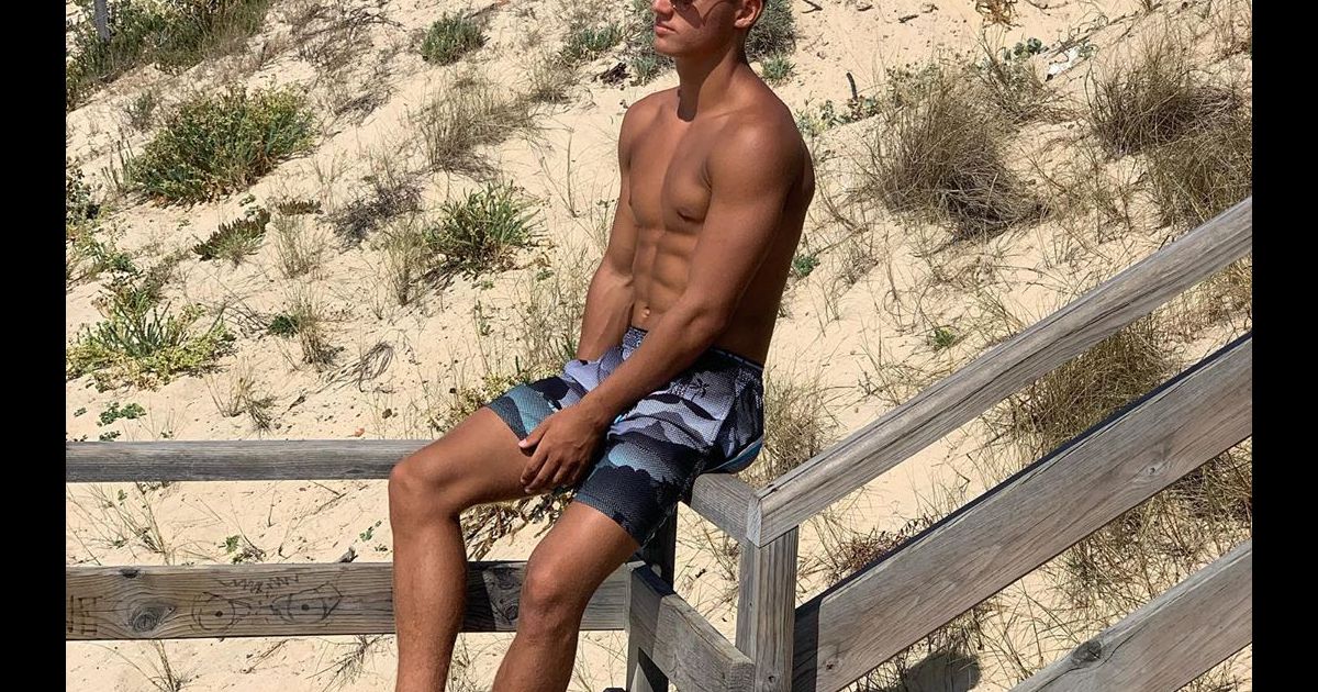Tom Pernaut torse nu à la plage, sur Instagram, le 25 août 2020
