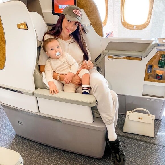 Nabilla Benattia et son fils Milann dans un avion pour les Etats-Unis, le 24 juillet 2020