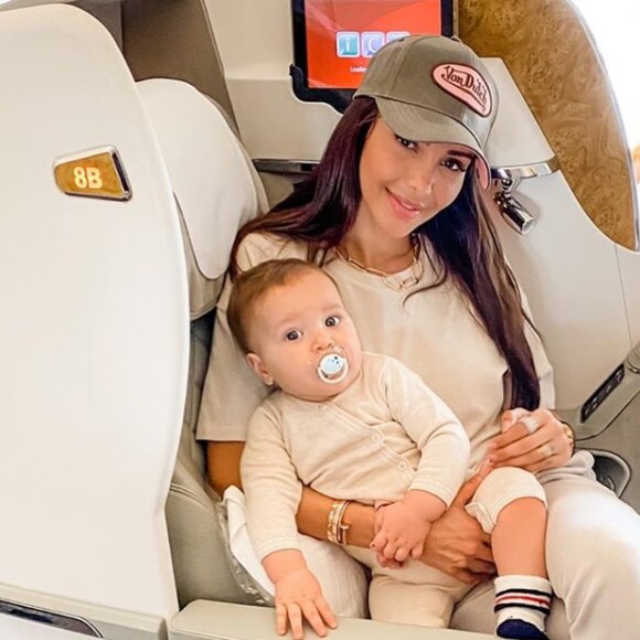 Nabilla Benattia et son fils Milann dans un avion pour les Etats-Unis, le 24 juillet 2020
