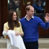 Le prince William et Kate Middleton après la naissance de leur deuxième enfant, la princesse Charlotte, le 2 mai 2015 à l'hôpital St Marys de Londres.