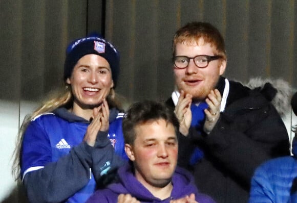 Ed Sheeran et sa femme Cherry Seaborn assistent à un match de foot à Ipswich, opposant l'équipe locale à celle des Wycombe Wanderers, le 26 novembre 2019. Le chanteur est un fervent supporter du club d'Ipswich.
