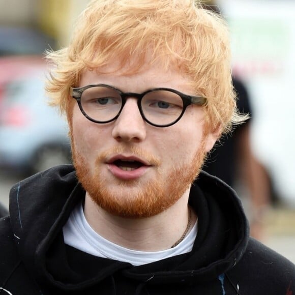 Exclusif - Le compositeur et interprète britannique Ed Sheeran, récompensé par plusieurs Grammy Awards, est sur le tournage d'un clip vidéo pour une collaboration avec la star montante Aitch, aux entrepôts East Manchester Trading Estate.