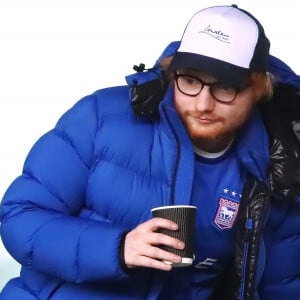 Ed Sheeran assiste avec des amis au match de championnat d'Angleterre de football en D3 (League One), opposant Ipswich à Coventry City au stade Portman Road à Ipswich, Royaume Uni, le 7 mars 2020.