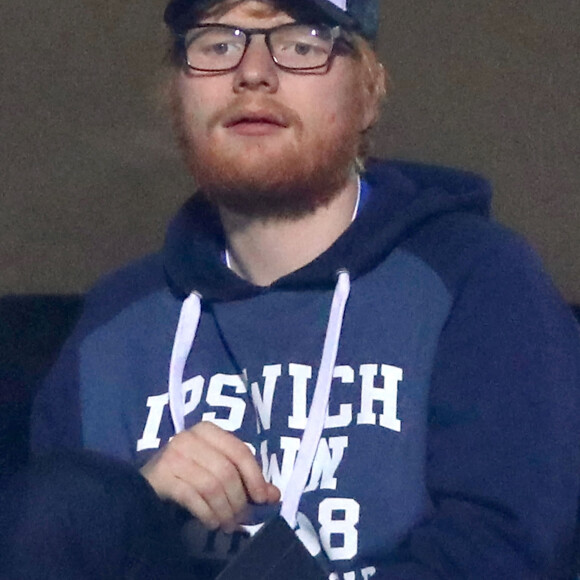 Ed Sheeran dans les tribunes du match de football Ipswich Town contre Rotherdam United à Ipswich le 23 octobre 2019.