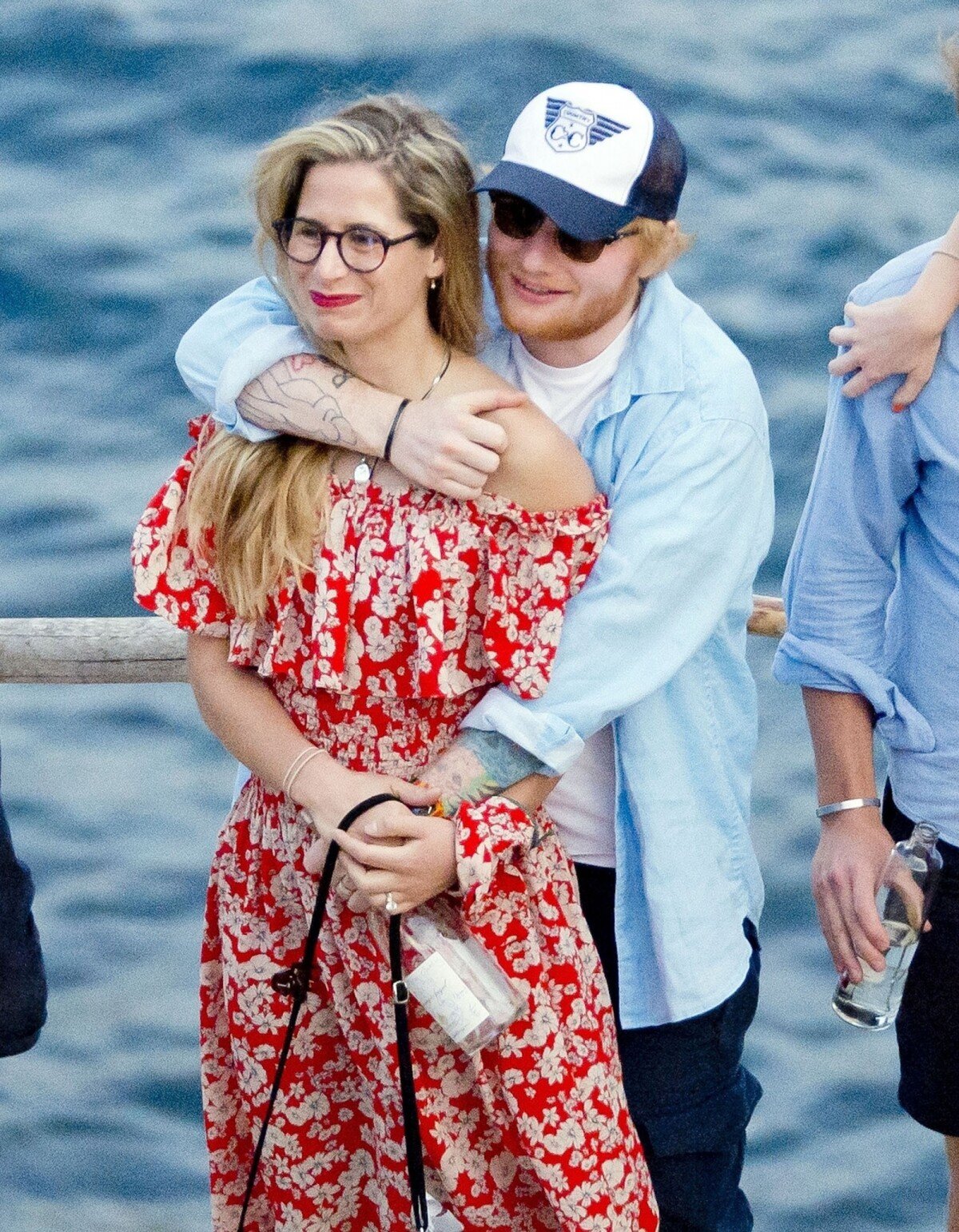 Photo : Ed Sheeran et sa compagne Cherry Seaborn ont été aperçus en train de prendre du bon temps avec des amis à Ibiza en Espagne, le 9 juin 2019. - Purepeople
