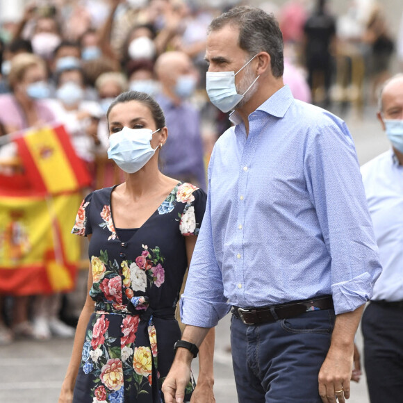 La reine Letizia et le roi Felipe VI d'Espagne étaient en visite en Cantabrie, dans le nord du pays, le 29 juillet 2020, avant-dernière étape de leur tournée des dix-sept communautés autonomes espagnoles dans le cadre du déconfinement.